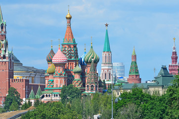 Fototapeta na wymiar Москва, Кремлевские башни и купола собора Василия Блаженного