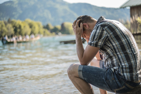 Depressiver Mann in Gedanken 