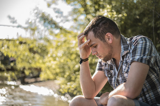 Depressiver Mann in Gedanken 