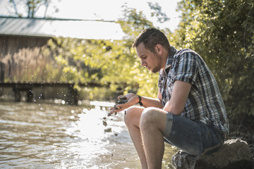 Depressiver Mann in Gedanken 