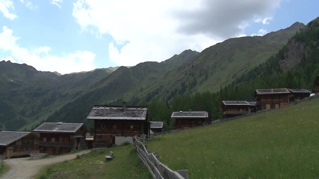 Oberstalleralm, Alm, Innervillgraten, Almh&uuml;tte, Dach, Schieferdach, Fenster, Haus, Holzhaus, Tradition, Bergbauer, Almwirtschaft, Wiese