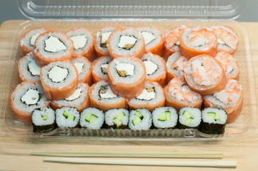 Коробочка с роллами японская еда