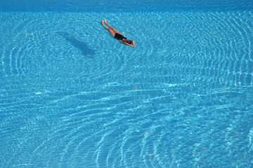 Nadando en piscina