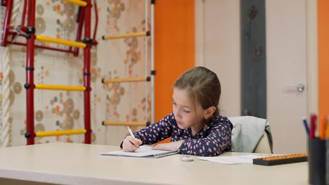 The girl decides examples of mental arithmetic