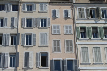 Fototapeta na wymiar Typisch Marseille: Historische Hausfassaden am Quai du Port