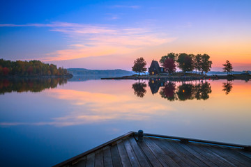 Naklejka premium Ramsey Lake and Bell Park in Sudbury, Ontario, Canada during autumn season