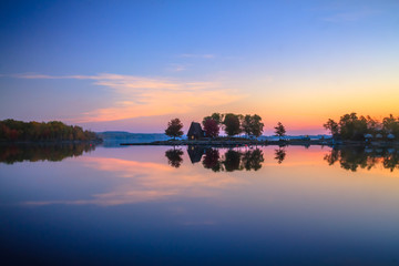 Obraz premium Ramsey Lake and Bell Park in Sudbury, Ontario, Canada during autumn season