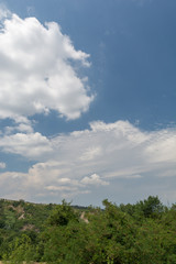 Landschaft in der Toskana mit Hügel und Wolken