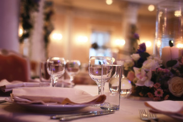 Fototapeta na wymiar Glass wine glasses on the table served in the restaurant