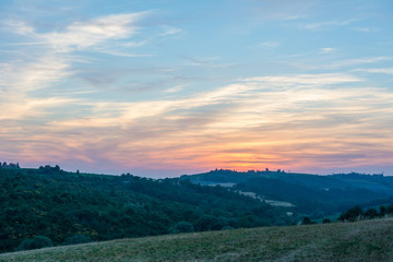 Fototapeta na wymiar Landschaftspanorama - Sonnenuntergang mit idyllischen Farben am Himmel