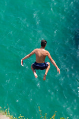 Hombre saltando en el mar