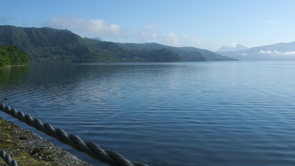 新緑の湖畔　北海道洞爺湖