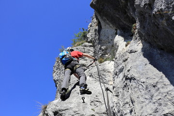 Sportler klettert nach oben