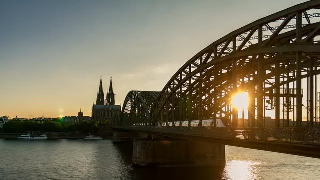 4K Zeitraffer K&ouml;lner Dom mit Hohenzollernbr&uuml;cke zum Sonnenuntergang