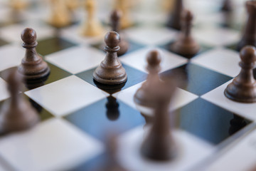 Schach-Spiel auf Brett mit Figuren 