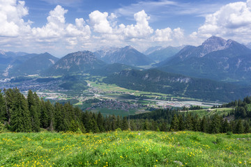 Fototapeta na wymiar Blick ins Tal mit Bergkette im Hintergrund