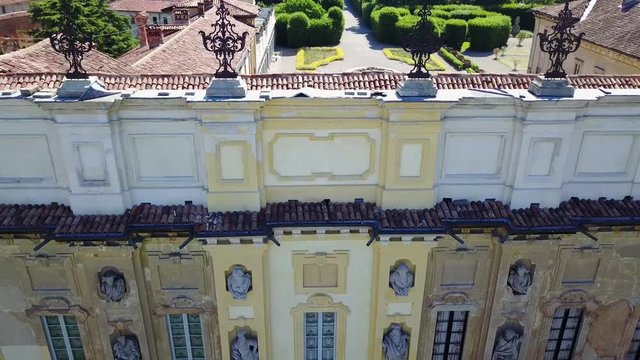Villa Arconati, Castellazzo, Bollate, Milano, Italia. Vista aerea della Villa Arconati. Giardini e parco, Parco delle Groane. Palazzo in stile barocchetto lombardo, strade e alberi visti dall&rsquo;alto
