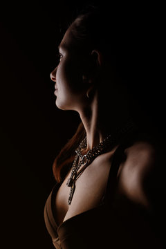 frau im fotostudio dunkler hintergrund lowkey portrait