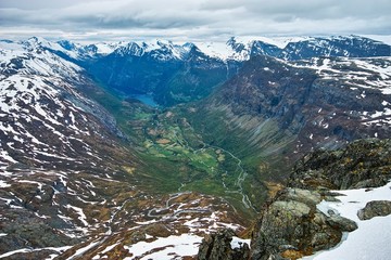 Blick von oben auf den Geirangerfjord in Norwegen