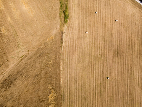 Natura e paesaggio: vista aerea di un campo, campo arato, coltivazione, campagna, agricoltura, covoni di fieno, balle di fieno