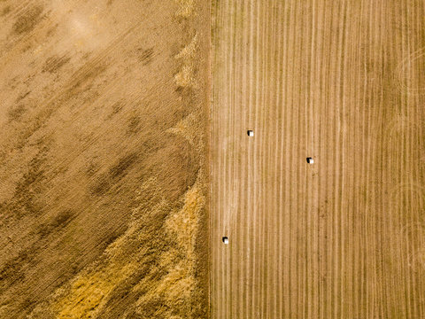 Natura e paesaggio: vista aerea di un campo, campo arato, coltivazione, campagna, agricoltura, covoni di fieno, balle di fieno