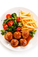 Roasted meatballs, chips and vegetables 