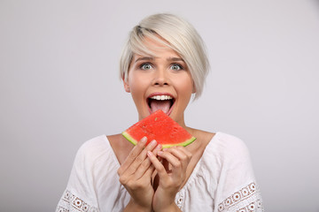 Frau mit Wassermelone