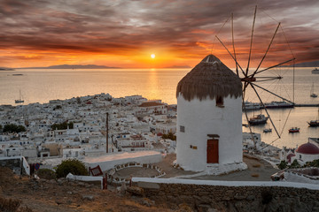 Farbenfroher Sonnenuntergang &uuml;ber Mykonos Stadt mit traditioneller Windm&uuml;hle, Griechenland