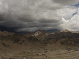 Тучи над горами. Гималаи 