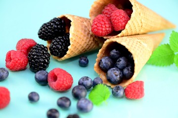 Eiswaffel gefüllt mit Beeren