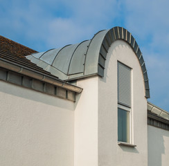 Moderne Rundgaube mit Bedachung aus Zinkblech am Neubau - Modern circular gallery with roofing made of zinc sheet on a new building