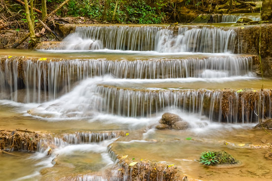Beautiful water stream of waterfall © Suwit Luangpipatsorn