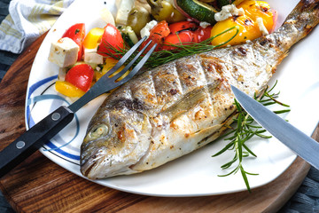 Goldbrasse, Grill, BBQ, Fisch, Gemüse, Essen, Lecker, Gegrillter Fisch, Gegrillte Goldbrasse, grillen, Salat, Besteck, Dinner, Lunch, Food, Food-Photography