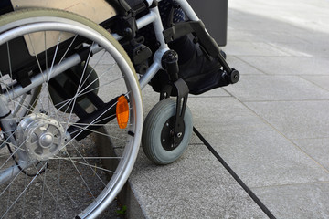 Gehbehinderte Frau im Rollstuhl