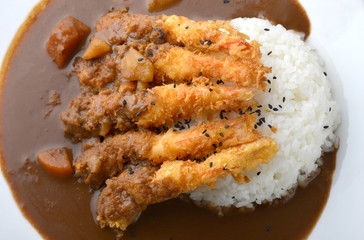 Rice with deep fried shrimp and curry.