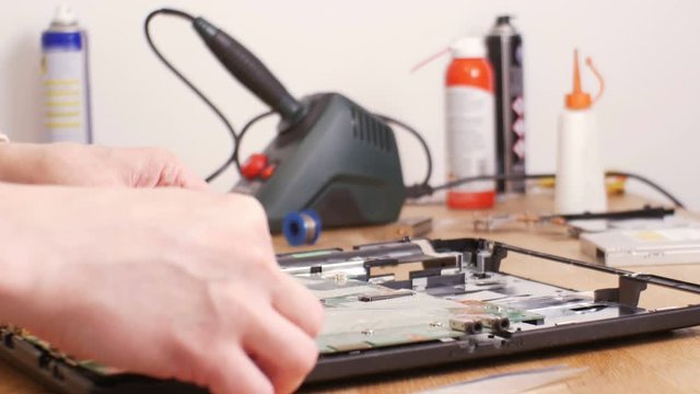 Assebling a laptop - 4K