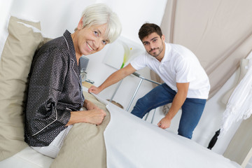 Obraz premium bedridden employer posing and smiling