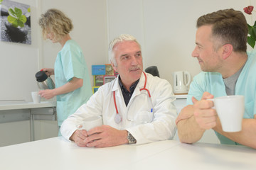 Obraz premium medical doctor team taking coffee break