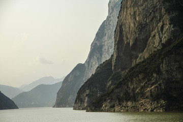  Steep cliffs on the banks of the Xiling Gorge on the Yangtze River, China