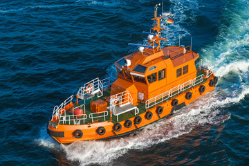 Fototapeta premium Lotsenboot in Kiel Holtenau