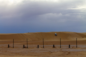 Fototapeta na wymiar пустынный пейзаж дороги для джип сафари