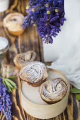 Cruffins - buns from yeast dough
