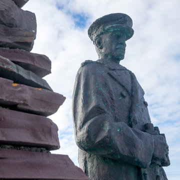 Statue of King Håkon VII at Fort Vardø in Vardø, NorwayStatue of King Haakon VII (1872 –1957) at the ancient Vardohus fortress in Vardo, Norway. 