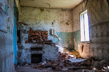 Комната в старом разрушенном доме © andrey2017