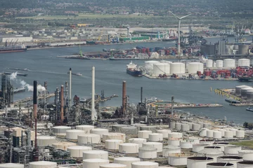 Fototapeten Luftbild auf der Ostseite des Hafens von Antwerpen mit Total Antwerp-Öltanks im Vordergrund © Sebastian