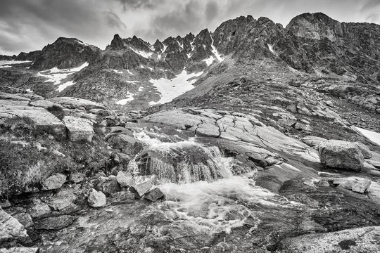 Fototapeta Black and white picture of a stream in High Tatra Mountains, Slovakia.akia.