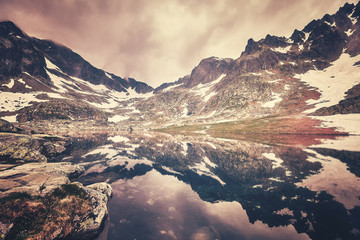 Fototapety  Kolor stonowanych obraz jeziora w Tatrach Wysokich na Słowacji.