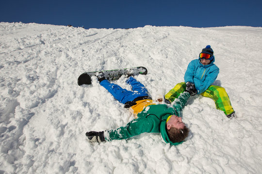 Snowboarder falling down Injured arm and get First aid in snow mountain