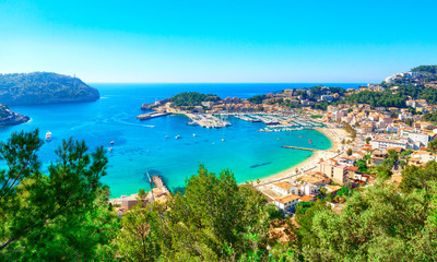 Fototapeta na wymiar Mallorca Port de Soller Spanien Landschaft mit Mittelmeer, Strand und Booten