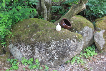 徳利と甕と巨岩のある風景(山形県)